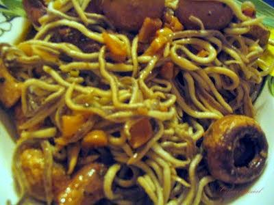 Gulas salteadas con ajos y champiñones frescos