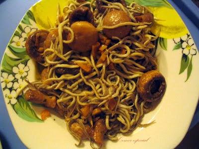 Gulas salteadas con ajos y champiñones frescos