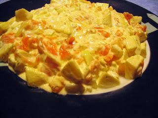 Ensalada de salmón ahumado con manzana y cebolla