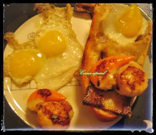 Tosta de vieiras y huevos de codorniz con calabacín