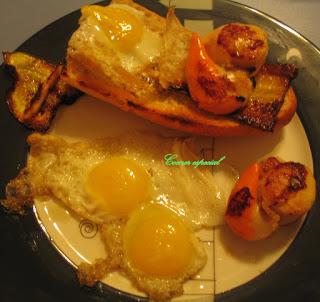 Tosta de vieiras y huevos de codorniz con calabacín