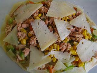 Pizza de verduras y atún