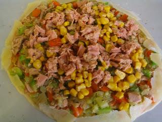 Pizza de verduras y atún