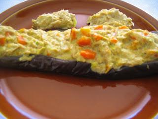 Berenjena rellena de verduras y atún con nata de soja