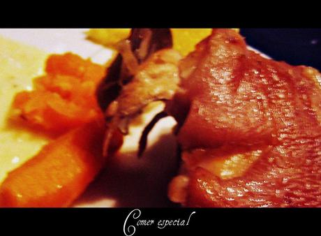 Codillo con verduras, puré de papas y de manzanas