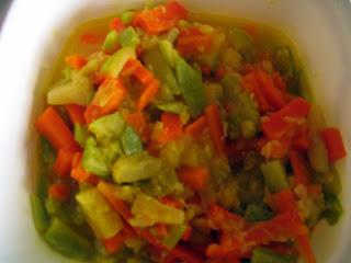 Timbal de pasta con salmón, verduras y queso de cabra