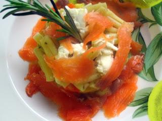 Timbal de pasta con salmón, verduras y queso de cabra
