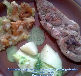 Chuletas de pavo con verduras, patatas y mojo verde