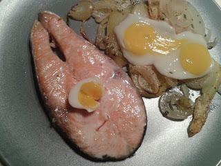Salmón con papas, cebollas y huevos de codorniz