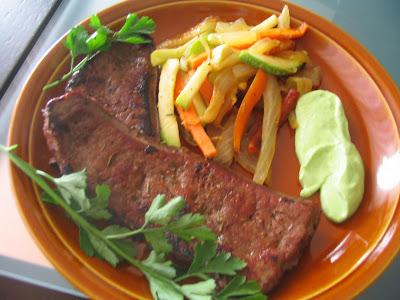 Hígado con verduras y mahonesa