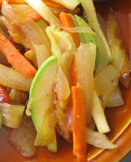 Hígado con verduras y mahonesa