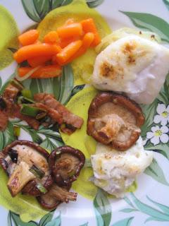 Bacalao con mahonesa al horno y setas con ajetes