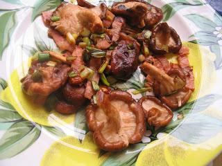 Bacalao con mahonesa al horno y setas con ajetes