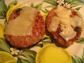 Hamburguesa de pollo y cerdo con queso de cabra