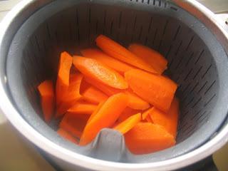 Verduras al vapor con huevo y queso de cabra