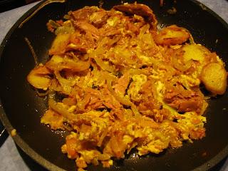 Revuelto de papas con ventresca y gulas