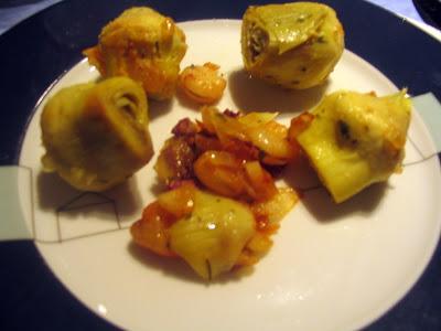 Alcachofas salteadas con ajos, gambas y jamón serrano