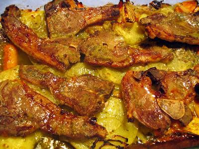 Chuletas de cordero al horno con papas y verduras