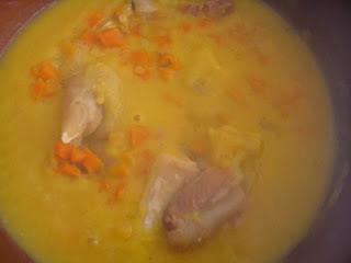 Lentejas rojas con manitas de cerdo