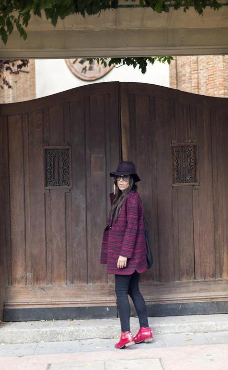 street style barbara crespo ethnic red coat hake red boots zara hat fashion blogger outfit blog de moda street style barbara crespo ethnic red coat hake red boots zara hat fashion blogger outfit blog de moda