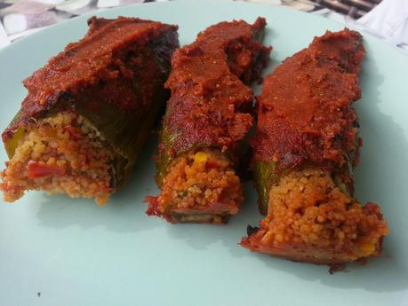 Pimientos italianos rellenos de couscous con salsa de tomate y curry