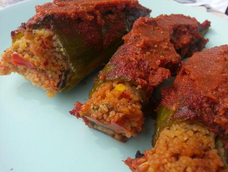 Pimientos italianos rellenos de couscous con salsa de tomate y curry