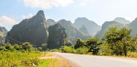 Formaciones kársticas de caliza en el primer día de ruta, Thakhek Loop