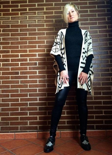 Total Black con Poncho étnico.