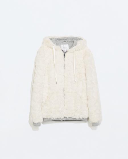 Chaqueta sporty de Zara. Si te la pones el viernes, no te la querrás quitar en todo el fin de semana. 