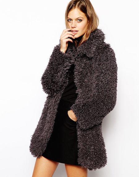 Abrigo de peluche con pelo muy rizadito, en marrón chocolate, de Asos. 