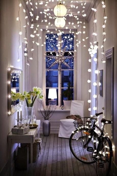 Ideas decorativas de navidad sin el típico árbol...luces blancas por doquier.