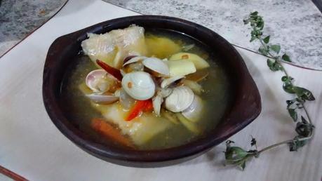 Sopa o caldillo de almejas y pescado.