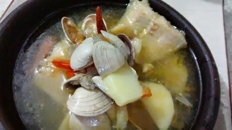 Sopa o caldillo de almejas y pescado.
