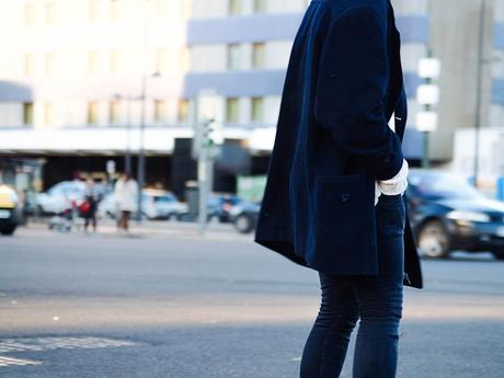 LOOKING TROUGHT Looking_trought_glamour_narcotico_vintage_coat_h&m_sweater_h&m__ripped_jeans_asos_boots_mouet_sunglasses_menswear_streetstyle_fashion_lifestyle_blog (4)