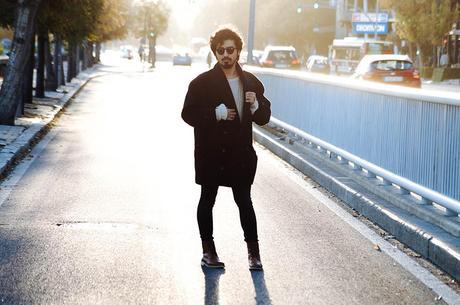LOOKING TROUGHT Looking_trought_glamour_narcotico_vintage_coat_h&m_sweater_h&m__ripped_jeans_asos_boots_mouet_sunglasses_menswear_streetstyle_fashion_lifestyle_blog (1)