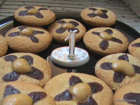 GALLETAS DE JENGIBRE CON  CREMA DE CAQUIS Y CHOCOLATE. PRIMER ANIVERSARIO DEL RETO ALFABETO DULCE. FRUTA