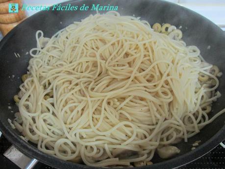 Espaguetis picantes con champiñones