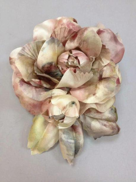 Flor de tela personalizada para traje de Charo Agruña