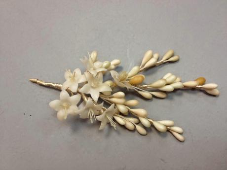 Prendido de botón y flor de azahar en cera para novias de Charo Agruña