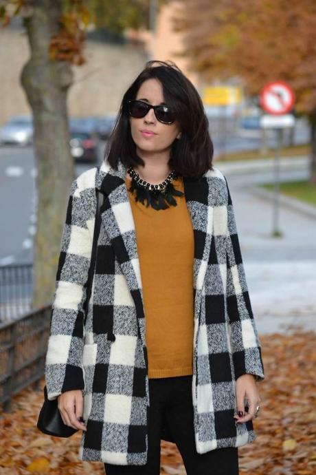 Look: Cuadros, mostaza y plumas