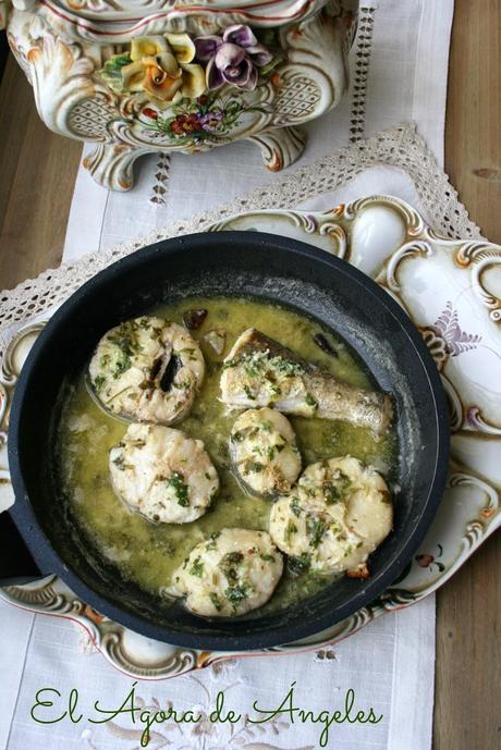 merluza, salsa de almendras, queso parmesano