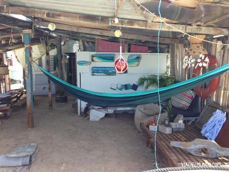 Rancho Pirata y, al fondo, las pinturas de Patricia Hamal