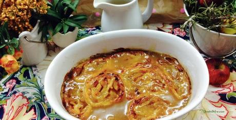 Tarta de caracolas con manzanas y salsa de caramelo