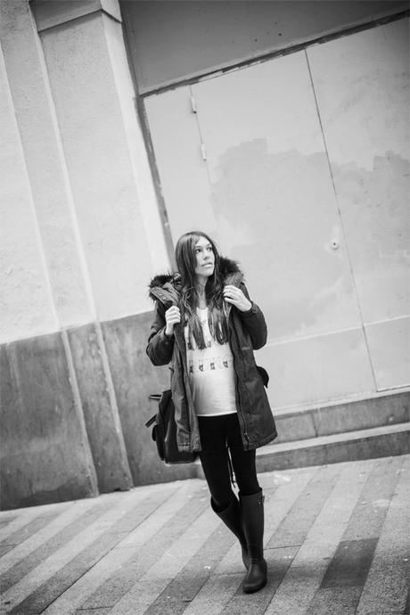 street style barbara crespo the corner rainy day parka rain boots black fashion blogger outfit blog de moda