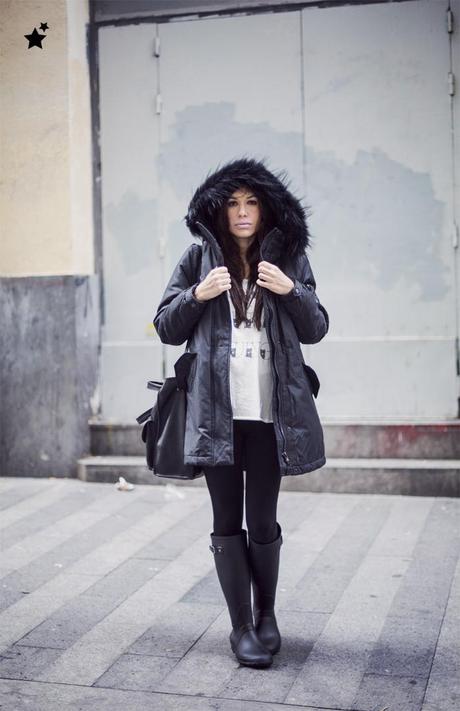 street style barbara crespo the corner rainy day parka rain boots black fashion blogger outfit blog de moda