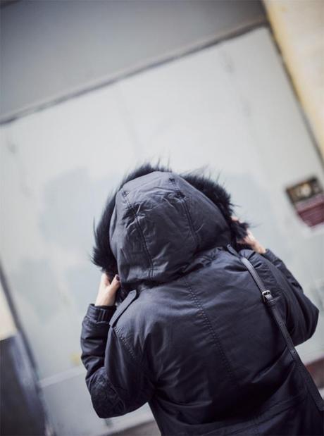 street style barbara crespo the corner rainy day parka rain boots black fashion blogger outfit blog de moda