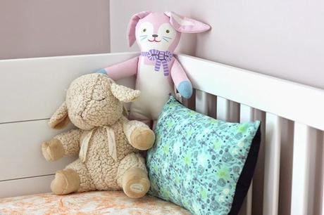 Una habitación de bebé delicada y con toques en Dorado!