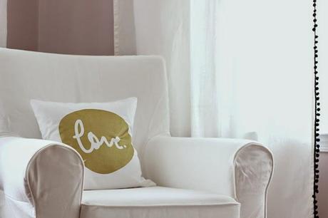 Una habitación de bebé delicada y con toques en Dorado!