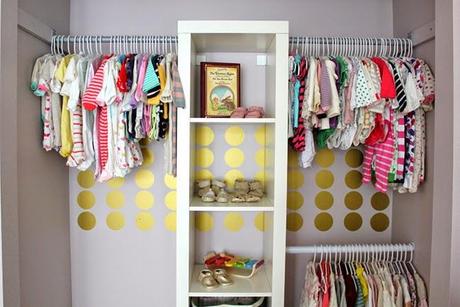 Una habitación de bebé delicada y con toques en Dorado!