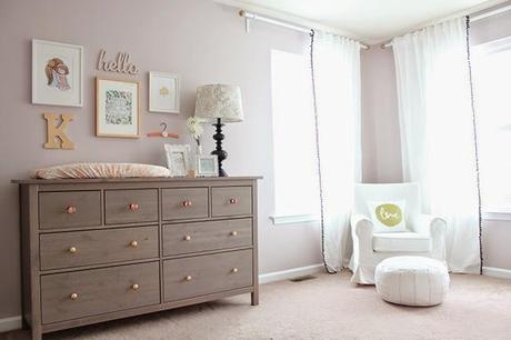 Una habitación de bebé delicada y con toques en Dorado!